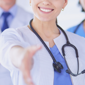 vrouwelijke arts met uitgestoken hand